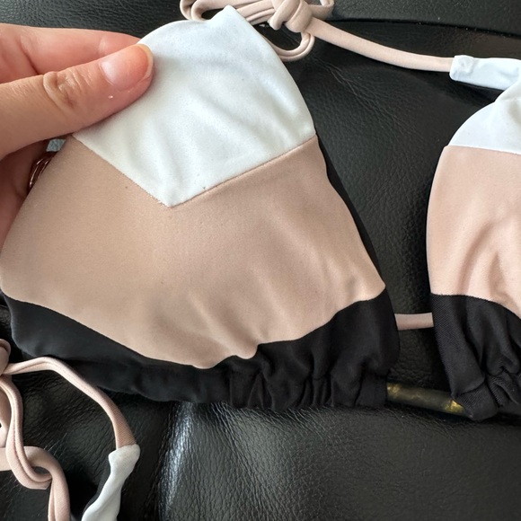 Chic Neutral Color-Block Bikini - Effortless Elegance for the Beach! - Picture 10 of 12